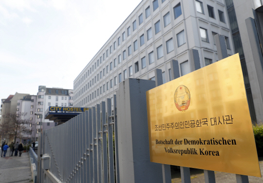 10일(현지시간) 독일 베를린 주재 북한 대사관 소유 건물. 북한은 이 건물이 도심에 있다는 지리적 이점을 활용해 호스텔 운영업자에 임대해 수익을 올려왔다./EPA연합뉴스