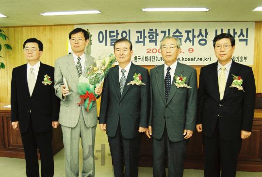 서울경제신문사와 한국과학재단이 주관하는 ‘제 41회 이달의 과학기술자’의 8월 수상자인 김기문(왼쪽 두번째)포항공과대학교 교수가 지난 2000년 8월 9일 과학기술부에서 열린 시상식 후 기념촬영을 하고 있다. 박 교수는 간단한 유기분자들을 금속이온(아연:Zn)으로 연결해서 ‘키랄 다공성 결정물질’을 합성 및 개발하는데 성공해 국내 화학연구로는 최초로 국제 학계 최고 권위의 학술지 ‘네이쳐’지에 등재되는 등 획기적인 연구성과를 이룩한 업적을 인정받아 상을 수상했다./서울경제DB