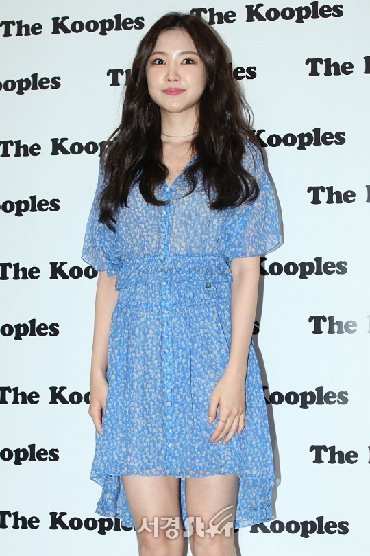 에이핑크 손나은이 11시 오후 서울 삼성동 한 백화점에서 열린 모 패션 브랜드 포토월 행사에 참석해 포토타임을 갖고 있다.