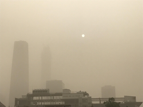 중국 서북부 사막에서 발원한 황사가 중국 베이징(북경)을 거쳐 12일 이후 한반도에도 영향을 줄 것으로 예측됐다./연합뉴스