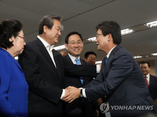 김무성 바른정당 의원(왼쪽)과 유승민 바른정당 의원/연합뉴스