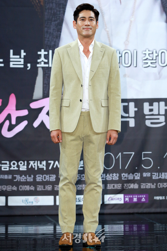 배우 이형철이 11일 오후 서울 마포구 상암 MBC 신사옥 골든마우스홀에서 열린 MBC ‘돌아온 복단지’ 제작발표회에 참석해 포즈를 취하고 있다.