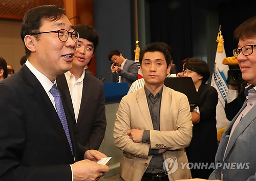 11일 윤영찬 홍보수석이 청와대 춘추관 대브리핑실에서 취재진의 질문에 답변하는 모습/연합뉴스