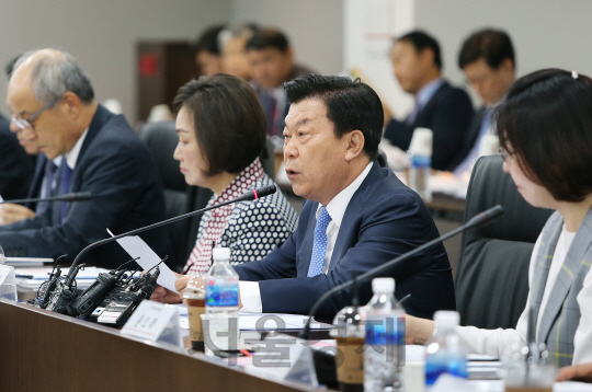 박성택(오른쪽 두번째) 중기중앙회 회장이 11일 중소기업주간(5월15~19일)기념행사 기자간담회에서 새 정부의 중기정책 방향에 대한 제언을 하고 있다. /사진제공=중기중앙회