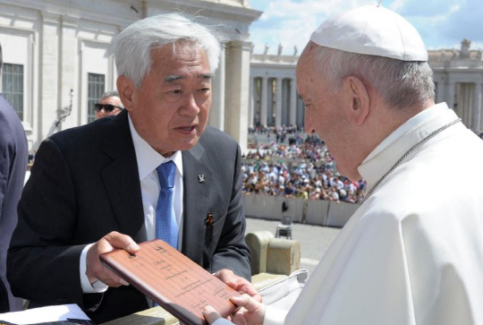 조정원(왼쪽) 세계태권도연맹(WTF) 총재가 10일(현지시간) 바티칸에서 프란치스코 교황에게 태권도 명예 10단증을 전달하고 있다./사진제공=WTF