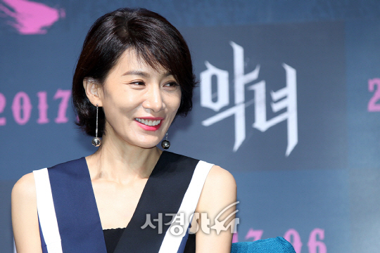 배우 김서형이 11일 오전 압구정 CGV에서 열린 영화 ‘악녀’ 제작보고회에 참석했다.