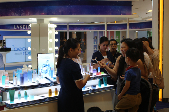 지난 1일부터 7일까지 태국 방콕 대형쇼핑몰 시암파라곤 1층 로비에서 진행된 라네즈 뷰티로드에서 고객들이 라네즈 제품을 체험해보고 있다./이지윤기자
