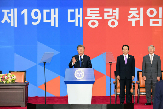 지난 10일 여의도 국회 본관에서 문재인 제19대 대통령이 취임 선서를 하고 있다./국회사진취재단