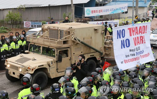 26일 경북 성주군 성주골프장으로 사드(THAAD·고고도미사일방어체계) 관련 장비를 실은 트레일러가 들어가고 있다./연합뉴스