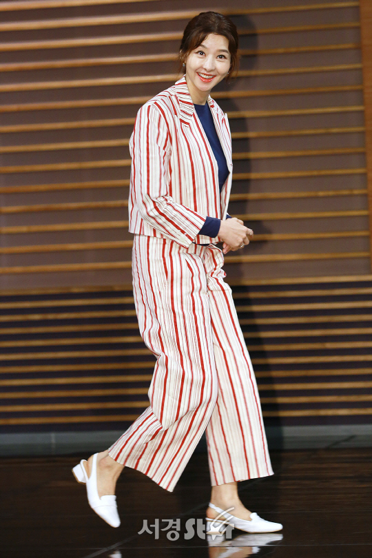 배우 송선미가11일 오후 서울 마포구 상암 MBC 신사옥 골든마우스홀에서 열린 MBC ‘돌아온 복단지’ 제작발표회에 등장하고 있다.