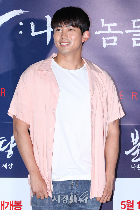 옥택연이 11일 오후 왕십리 CGV에서 열린 영화 ‘불한당: 나쁜 놈들의 세상’ VIP시사회에 참석해 포토타임을 갖고 있다.