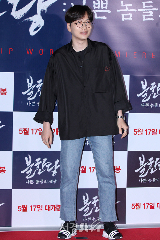 배우 이동휘가 11일 오후 왕십리 CGV에서 열린 영화 ‘불한당: 나쁜 놈들의 세상’ VIP시사회에 참석해 포토타임을 갖고 있다.