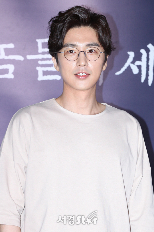 배우 신동욱이 11일 오후 왕십리 CGV에서 열린 영화 ‘불한당: 나쁜 놈들의 세상’ VIP시사회에 참석해 포토타임을 갖고 있다.