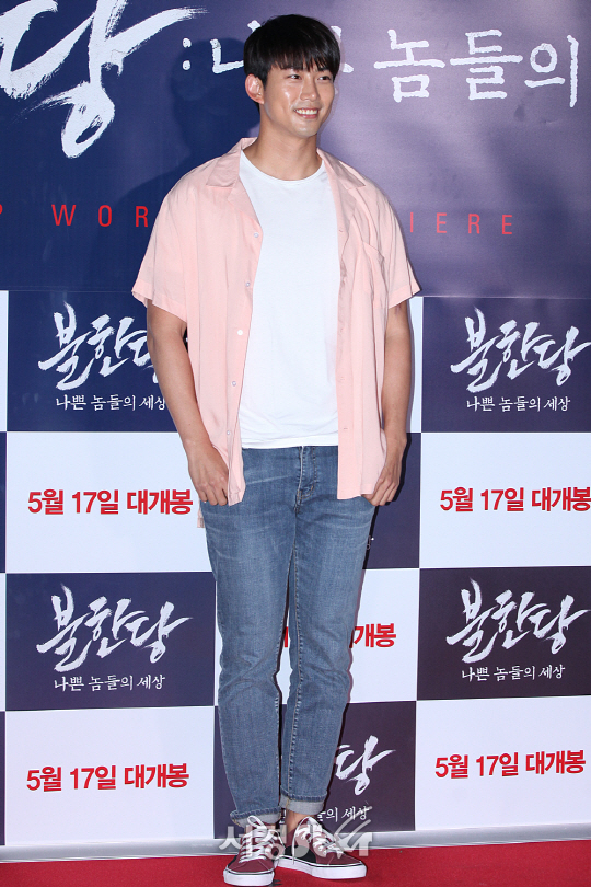 배우 옥택연이 11일 오후 왕십리 CGV에서 열린 영화 ‘불한당: 나쁜 놈들의 세상’ VIP시사회에 참석해 포토타임을 갖고 있다.