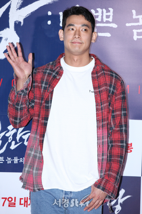 배우 정석원이 11일 오후 왕십리 CGV에서 열린 영화 ‘불한당: 나쁜 놈들의 세상’ VIP시사회에 참석해 포토타임을 갖고 있다.
