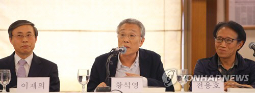 ‘죽음을 넘어 시대의 어둠을 넘어’ 개정증보판 기자회견/연합뉴스