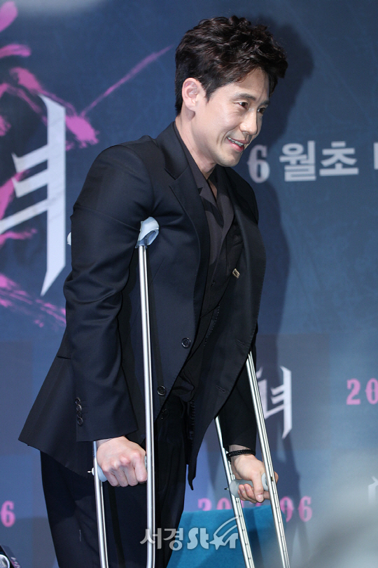 배우 신하균이 11일 오전 압구정 CGV에서 열린 영화 ‘악녀’ 제작보고회에 참석했다.