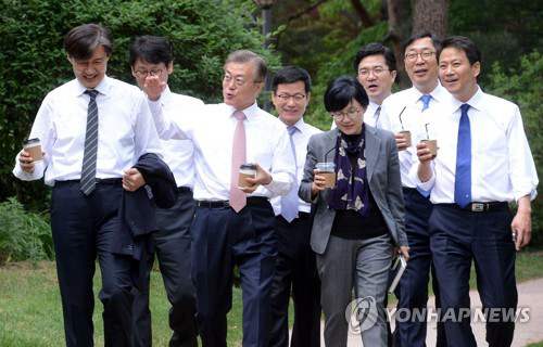 문재인 대통령이 11일 오후 신임 수석비서관들과 오찬을 갖은 후 청와대 소공원에서 산책하고 있다.   조국 민정수석(왼쪽부터), 권혁기 춘추관장, 문재인 대통령, 이정도 총무비서관, 조현옥 인사수석, 송인배 전 더불어민주당 선대위 일정총괄팀장, 윤영찬 홍보수석, 임종석 비서실장/연합뉴스