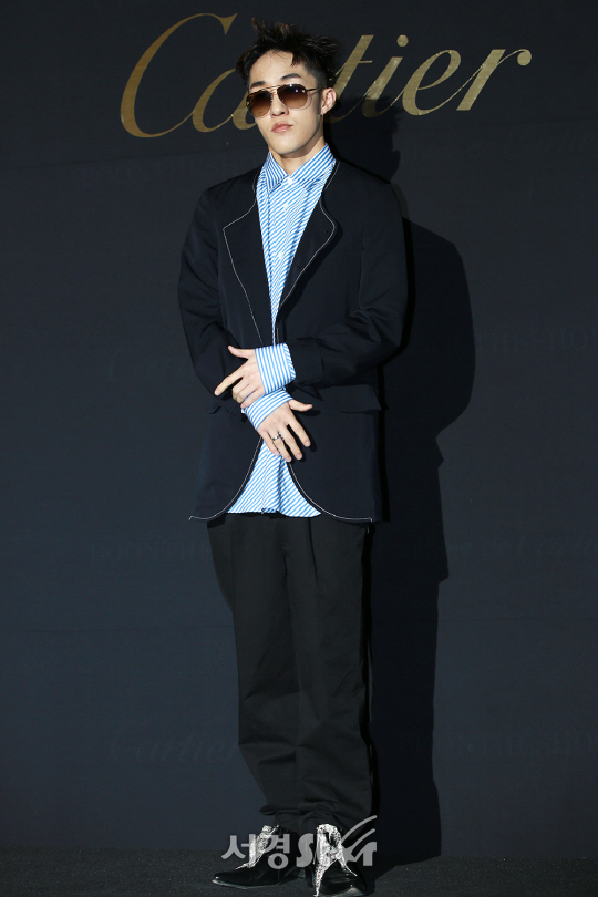 가수 자이언티가 11일 오후 서울 강남구 분더샵 청담에서 진행된 팬더 드 까르띠에 런칭 기념 포토콜 행사에 참석해 포즈를 취하고 있다.
