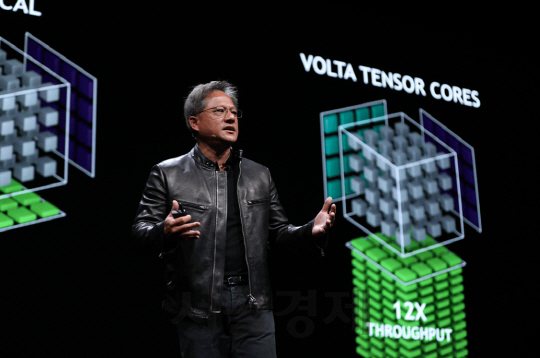젠슨 황 엔비디아 최고경영자(CEO)가 10일(현지시간) 미 캘리포니아 새너제이에서 열린 연례 GPU 기술 콘퍼런스(GTC)에서 차세대 GPU인 ‘볼타’를 공개하고 있다.  /사진제공=엔비디아