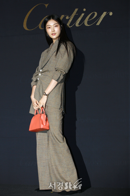 모델 김성희가 11일 오후 서울 강남구 분더샵 청담에서 진행된 팬더 드 까르띠에 런칭 기념 포토콜 행사에 참석해 포즈를 취하고 있다.