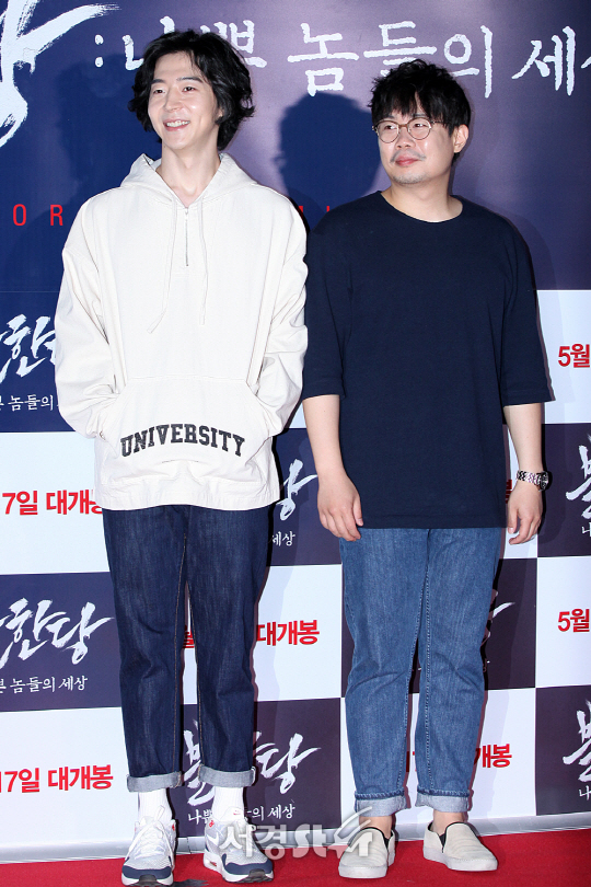 배우 박유환과 안세하가 11일 오후 왕십리 CGV에서 열린 영화 ‘불한당: 나쁜 놈들의 세상’ VIP시사회에 참석해 포토타임을 갖고 있다.