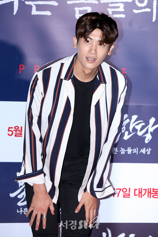 배우 박형식이 11일 오후 왕십리 CGV에서 열린 영화 ‘불한당: 나쁜 놈들의 세상’ VIP시사회에 참석해 포토타임을 갖고 있다.