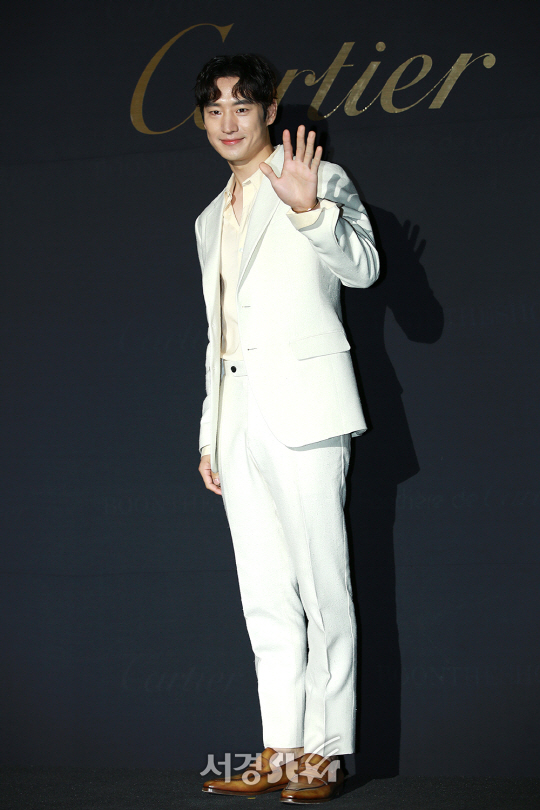 배우 이제훈이 11일 오후 서울 강남구 분더샵 청담에서 진행된 팬더 드 까르띠에 런칭 기념 포토콜 행사에 참석해 포즈를 취하고 있다.
