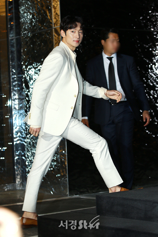 배우 이제훈이 11일 오후 서울 강남구 분더샵 청담에서 진행된 팬더 드 까르띠에 런칭 기념 포토콜 행사에 등장하고 있다.
