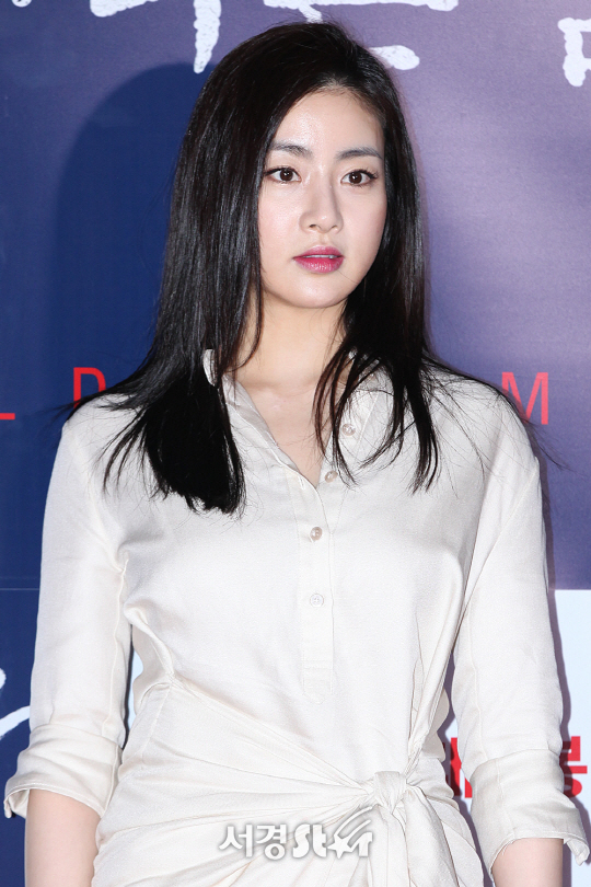 배우 강소라가 11일 오후 왕십리 CGV에서 열린 영화 ‘불한당: 나쁜 놈들의 세상’ VIP시사회에 참석해 포토타임을 갖고 있다.