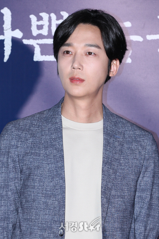배우 윤종훈이 11일 오후 왕십리 CGV에서 열린 영화 ‘불한당: 나쁜 놈들의 세상’ VIP시사회에 참석해 포토타임을 갖고 있다.