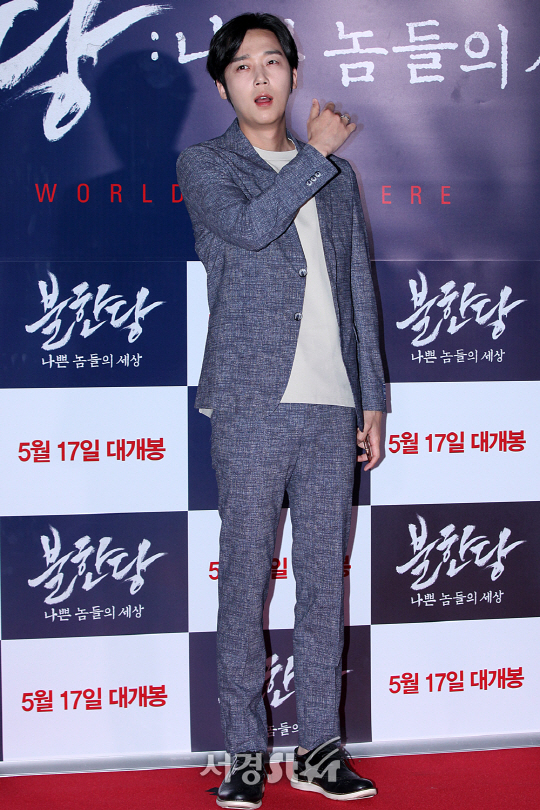 배우 윤종훈이 11일 오후 왕십리 CGV에서 열린 영화 ‘불한당: 나쁜 놈들의 세상’ VIP시사회에 참석해 포토타임을 갖고 있다.