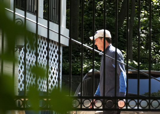 제임스 코미 전 미국 연방수사국(FBI) 전 국장이 해임 다음 날인 10일(현지시간) 버지니아주 맥클린의 자택 앞을 걸어가고 있다.   /AP연합뉴스
