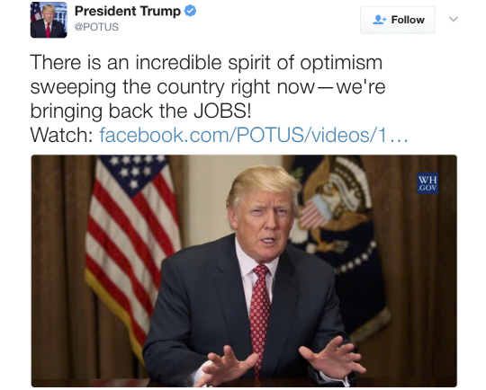 지난 6일(현지시간) 취임 100일을 맞아 트윗을 날린 도널드 트럼프 미국 대통령/AP연합뉴스
