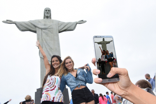 LG G6 사용자가 브라질 리우데자이네루 예수상 앞에서 LG G6로 촬영을 하고 있다./사진제공=LG전자