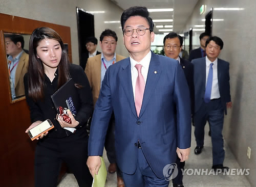 자유한국당 정우택 당대표 권한대행 겸 원내대표가 12일 국회 원내대표회의실에서 비상대책위원들과 간담회를 마친 뒤 취재진의 질문을 받고 있다./연합뉴스