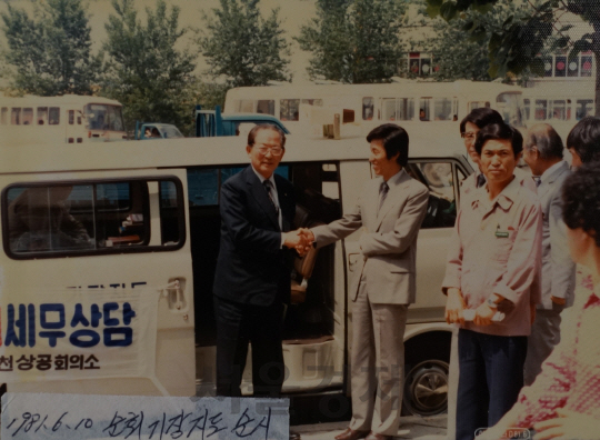 고(故) 이회림(왼쪽) OCI 창업주가 지난 1981년 6월 인천상의회장 시절 세무 상담을 해주기 위해 지역 상공인들과 만나 반갑게 악수를 나누고 있다. /사진제공=OCI