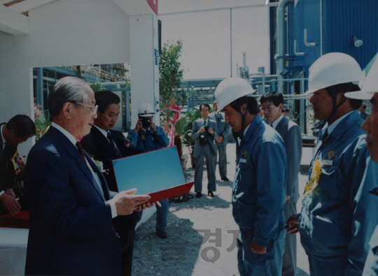 고(故) 이회림(왼쪽) OCI 창업주가 지난 1991년 한불화학 공장 준공식에서 직원들을 격려하고 있다. /사진제공=OCI