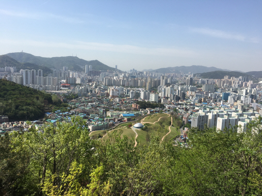 부산시와 부산관광공사가 20일부터 ‘힐링시티 부산 체험 프로그램’을 운영한다. 사진은 북장대에서 바라본 전경./사진제공=부산관광공사