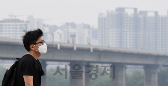 12일 오전 미세먼지에 황사의 영향이 더해져 서울 여의도 한강 시민공원에서 마스크를 쓴 학생이 걸어가고 있다./송은석기자