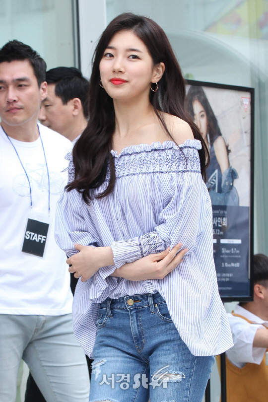 수지가 12일 인천 송도동에 위치한 한 복합 쇼핑몰에서 열린 모 의류브랜드 매장 오픈 기념 팬사인회에 참석해 포토타임을 갖고 있다.