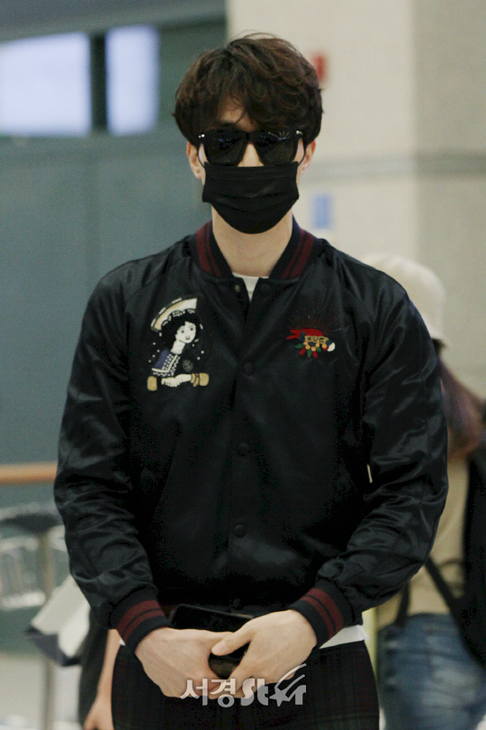 배우 이동욱이 12일 오후 인천국제공항을 통해 홍콩 일정을 마치고 입국하고 있다.