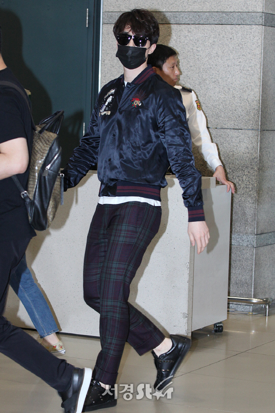 배우 이동욱이 12일 오후 인천국제공항을 통해 홍콩 일정을 마치고 입국하고 있다.