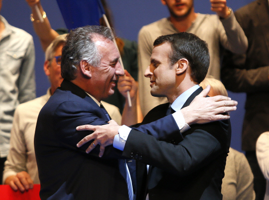 에마뉘엘 마크롱(오른쪽) 프랑스 대통령 당선인과 프랑수아 바이루 민주운동당 대표가 대선 전이던 지난 4월 12일 프랑스 남서부 포에서 어깨에 손을 올려 우의를 다지고 있다. /포=AP연합뉴스