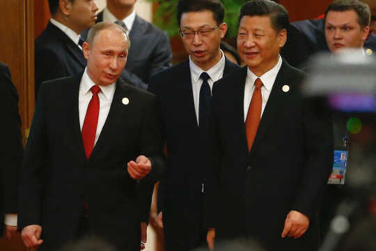 시진핑(오른쪽) 중국 국가주석이 14일(현지시간) 베이징 인민대회당에서 열린 일대일로 정상포럼 환영만찬 중 블라디미르 푸틴(왼쪽) 러시아 대통령과 대화를 나누고 있다. /베이징=AFP연합뉴스