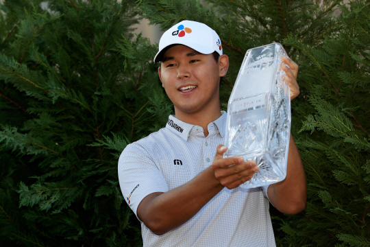 김시우가 15일(한국시간) 미국 PGA 투어 플레이어스 챔피언십에서 우승한 뒤 트로피를 들어 보이며 미소 짓고 있다. /폰테베드라비치=AFP연합뉴스