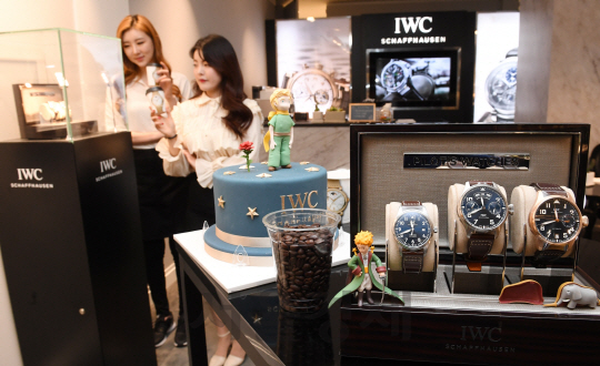 현대百, 명품 시계 IWC의 첫 번째 카페 만나보세요!