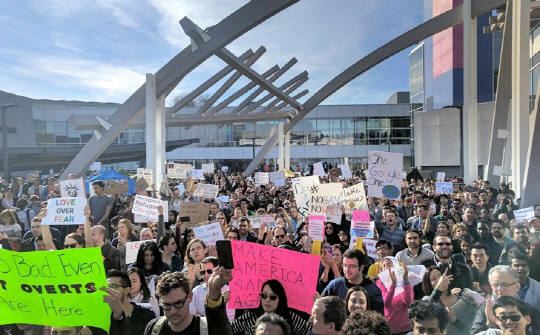 구글 직원들이 지난 1월 30일 캘리포니아 주 마운틴 뷰 본사에서 트럼프의 반이민 행정명령에 반대하는 시위를 벌이고 있다.