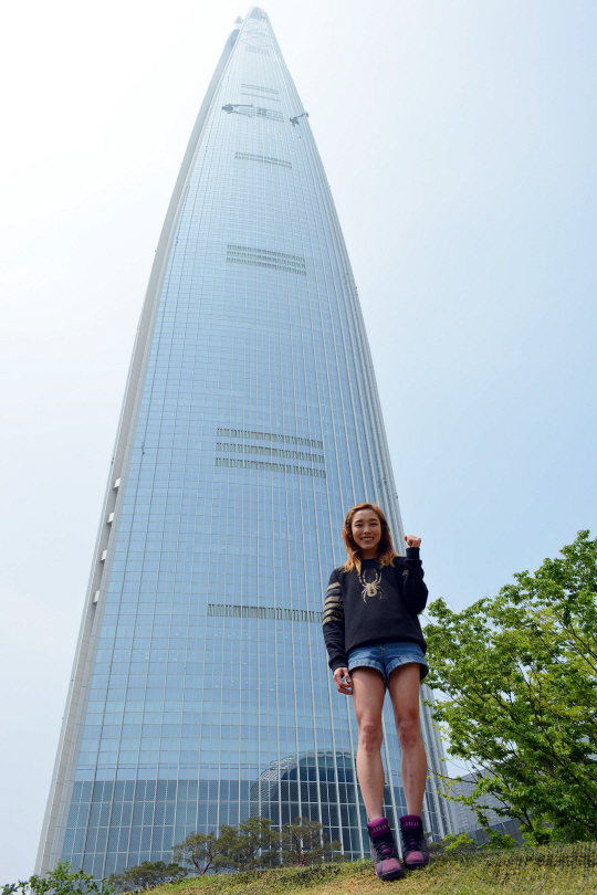 국내 최고높이 555m 롯데월드타워 앞에서 김자인 선수가 빌더링 완등을 다짐하고 있다. /사진제공=롯데월드타워
