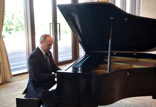 시진핑 기다리며…피아노 치는 푸틴